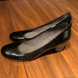 Stuart Weitzman black real patten leather pump, sz 8.5, EUC, stacked heel detail
